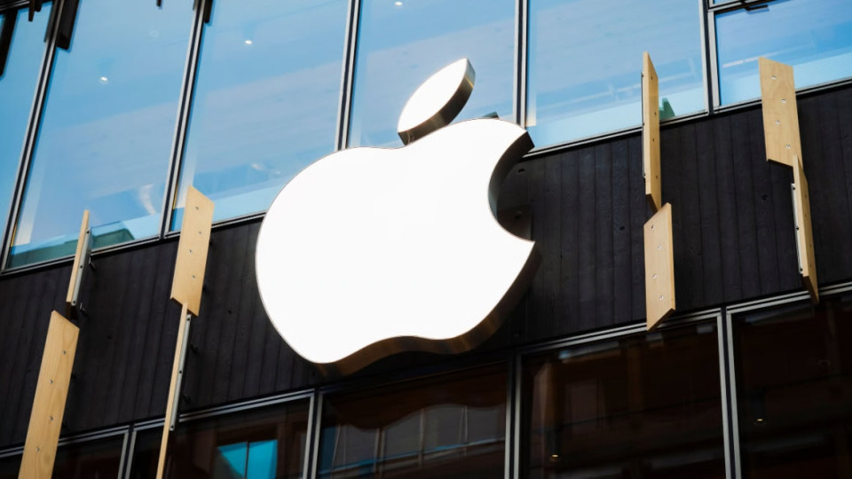 Apple обвиняют в незаконном использовании материалов для обучения ИИ