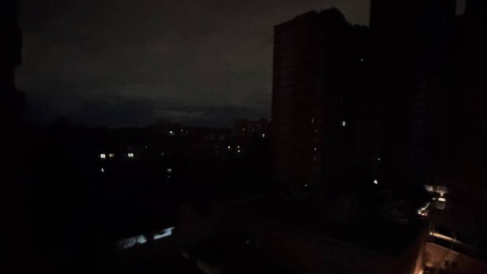 У Києві зникло світло в декількох районах: що кажуть у КМДА, фото та відео