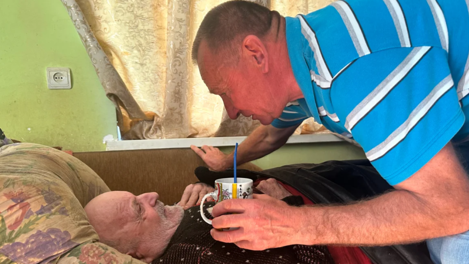 На Львівщині з військової служби звільнили Володимира Маліцького, який є єдиним доглядальником паралізованого батька