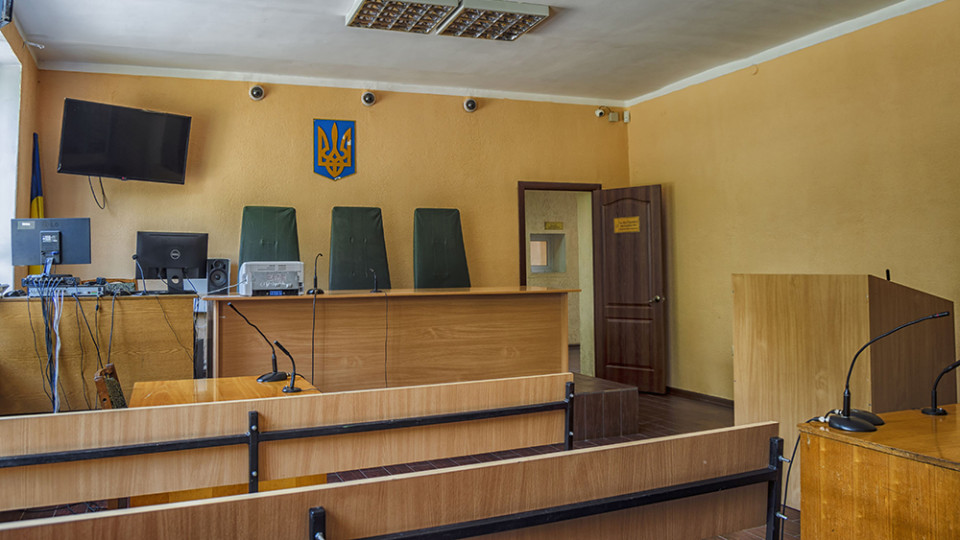Высказывание председательствующим судьей своей позиции по виновности лица до выхода в совещательную комнату является нарушением тайны совещания судей — КУС ВС