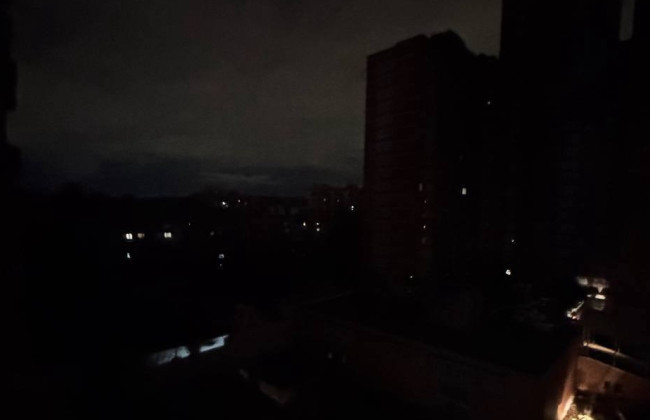 В Киеве исчез свет в нескольких районах: что говорят в КГГА, фото и видео