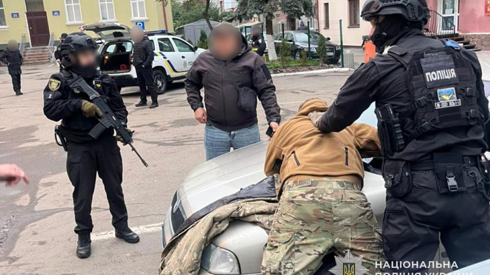 В Тернопольской области группа военнослужащих облила мужчину горючей смесью и заставила голым бегать вокруг авто