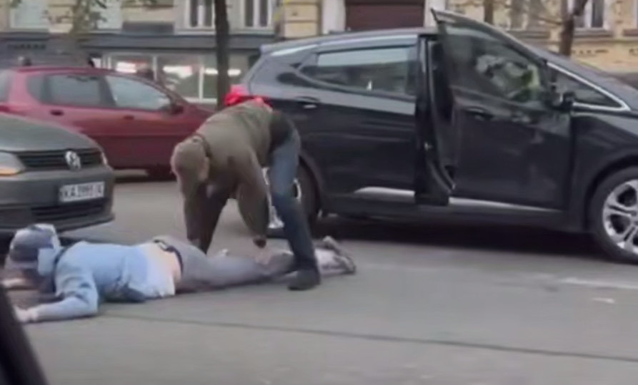 У центрі Києва група осіб зі зброєю затримала пасажира авто, відео