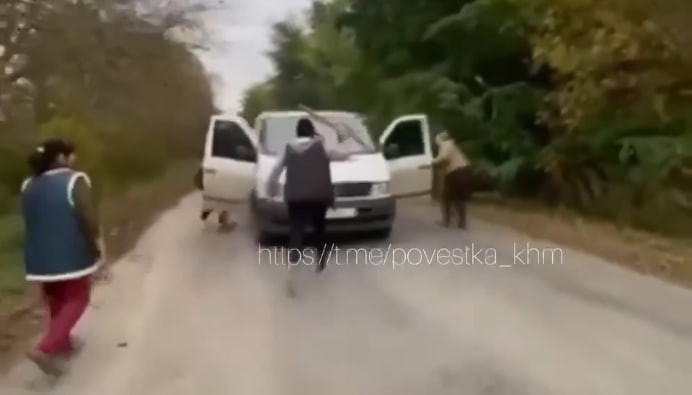 На Хмельниччині місцеві жінки з палицями проганяли ТЦК – відео