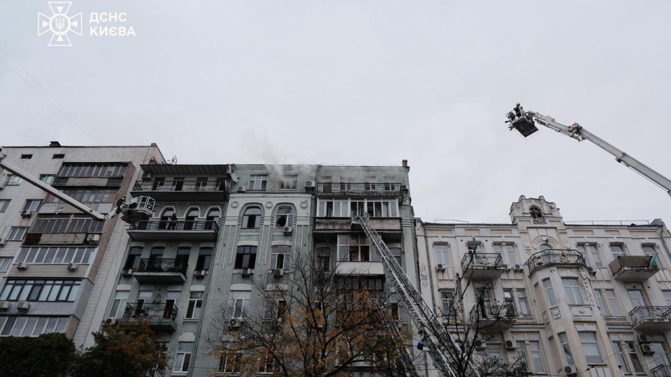 У Києві на Печерську рятувальники з ночі гасять масштабну пожежу в житловому будинку, фото