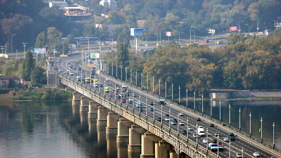 На мосту Патона пошкоджено контактну мережу тролейбусів
