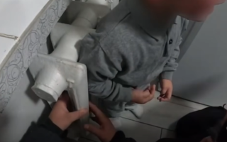 У Луцьку трирічний хлопчик застряг у батареї – відео
