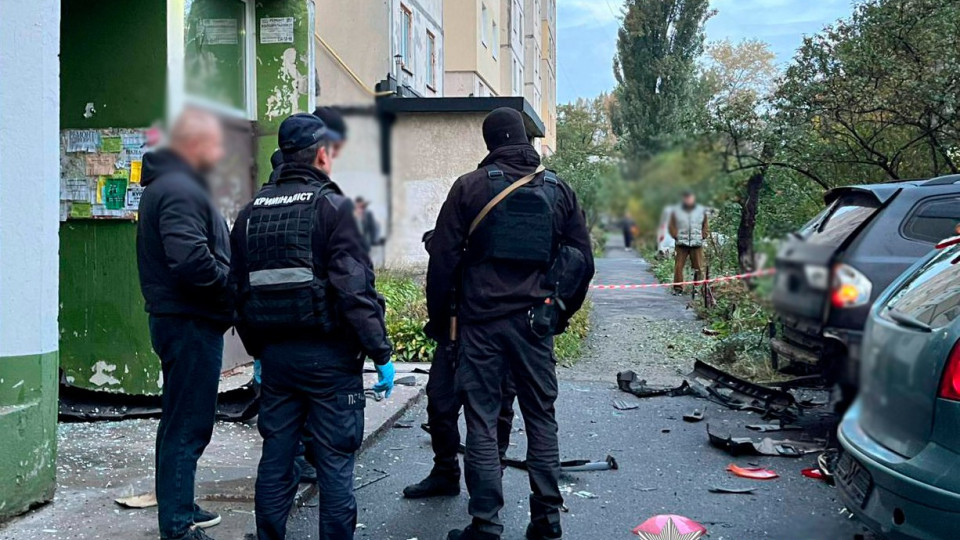 В Киеве взорвался автомобиль BMW в Голосеевском районе: на месте СБУ, фото