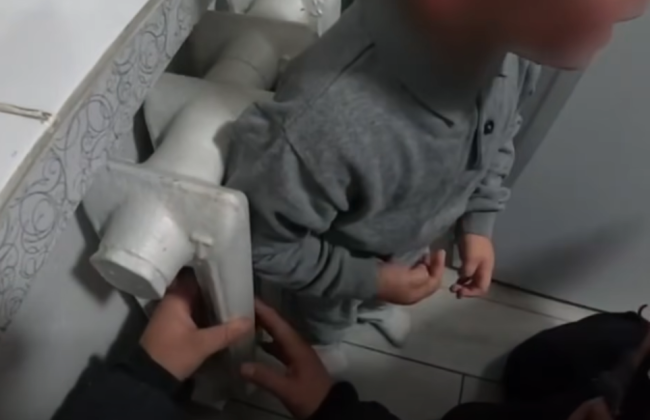 В Луцке трехлетний мальчик застрял в батарее – видео