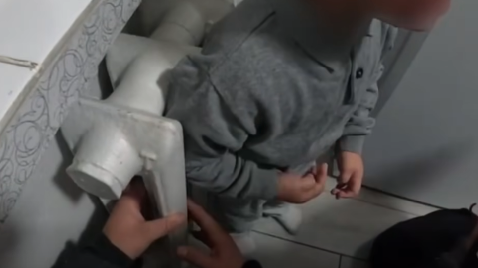 У Луцьку трирічний хлопчик застряг у батареї – відео