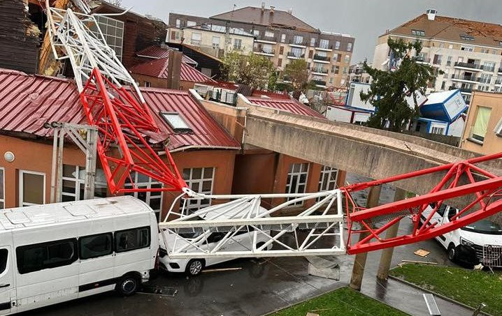 Потужний торнадо наробив лиха у передмісті Парижа: є загиблий, відео