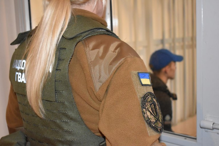 У Хмельницькому 17-річний хлопець погрожував ножем і викрав три автомати в тирі — рішення суду
