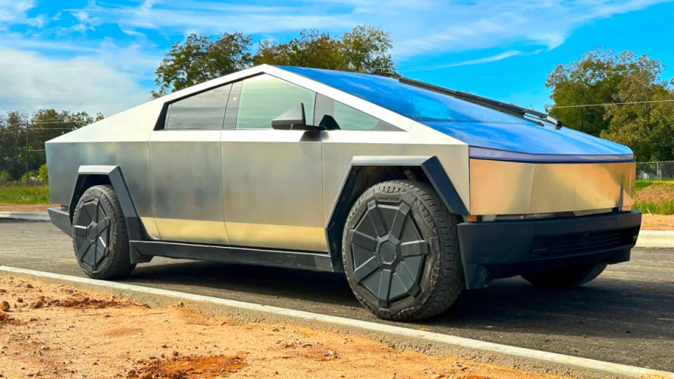 Tesla отзывает более 63 тысяч Cybertruck из-за слишком ярких фар