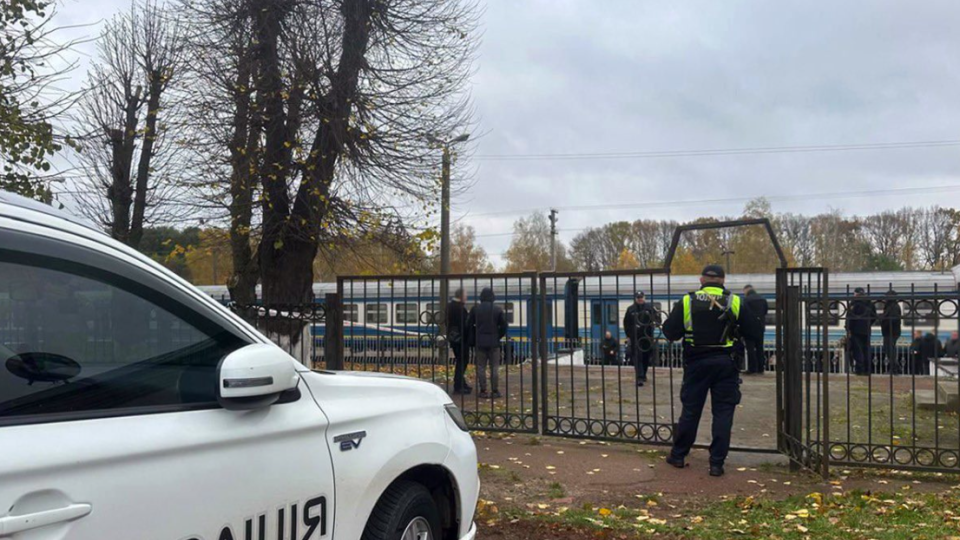 В Овруче, в Житомирской области, 23-летний мужчина взорвал гранату на вокзале — есть погибшие и раненые
