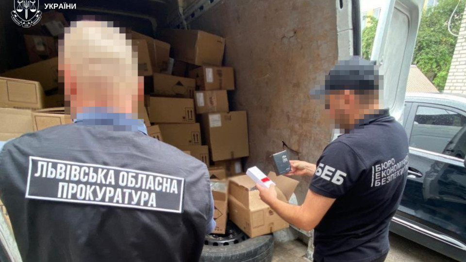 Контрабанда на 17 млн грн — на Львівщині телефони й парфуми перевозили під виглядом ковбасних виробів