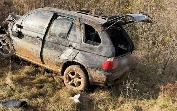 На Одещині перекинулася автівка з ухилянтами, які тікали до Молдови, фото