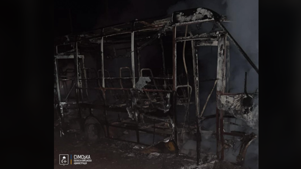 Росіяни вдарили дроном по мікроавтобусу на Сумщині: 5 людей поранені, серед них – дитина