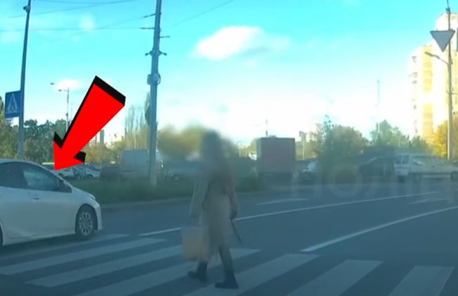 У Києві покарали водія Toyota, який не пропустив пішохода — відео