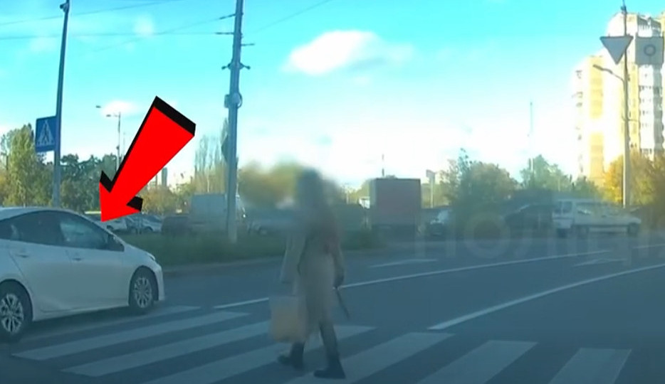 У Києві покарали водія Toyota, який не пропустив пішохода — відео