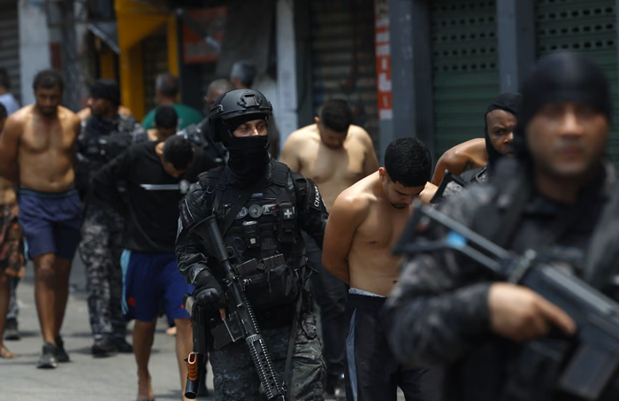 У Бразилії спалахнула війна між владою та наркокартелями — десятки загиблих, відео