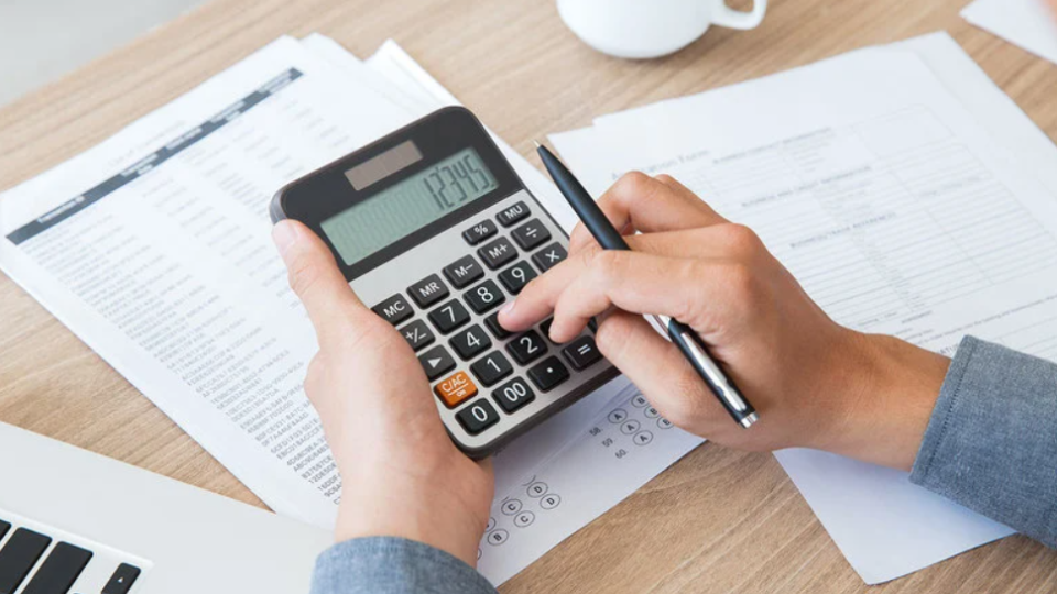 Які є законодавчі обмеження права на нарахування податкової знижки — роз’яснення податкової служби