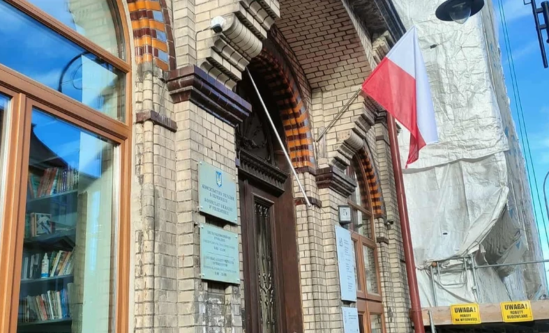 В Польше задержаны двое мужчин, которые сорвали украинский флаг со здания консульства