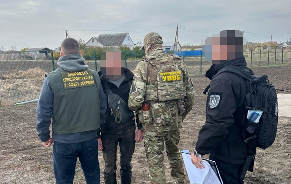 На Дніпропетровщині затримали прикордонника, який за хабар у $5 тисяч обіцяв влаштувати знайомого у тиловий підрозділ