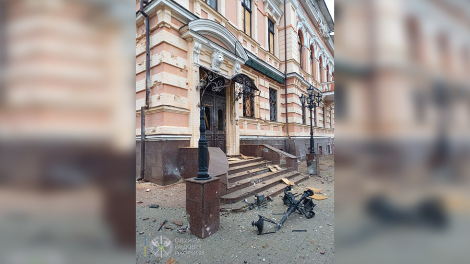 У Херсоні через обстріл пошкоджено будівлю суду, фото