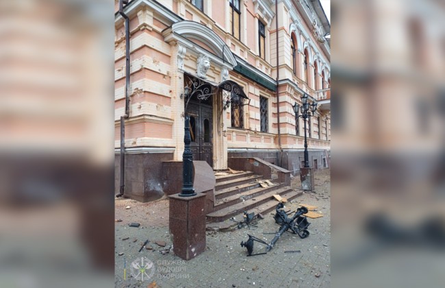 У Херсоні через обстріл пошкоджено будівлю суду, фото