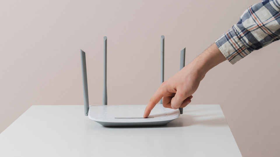 В Минцифры сравнили, какая технология интернета лучше выдерживает блэкауты: xPON или FTTx