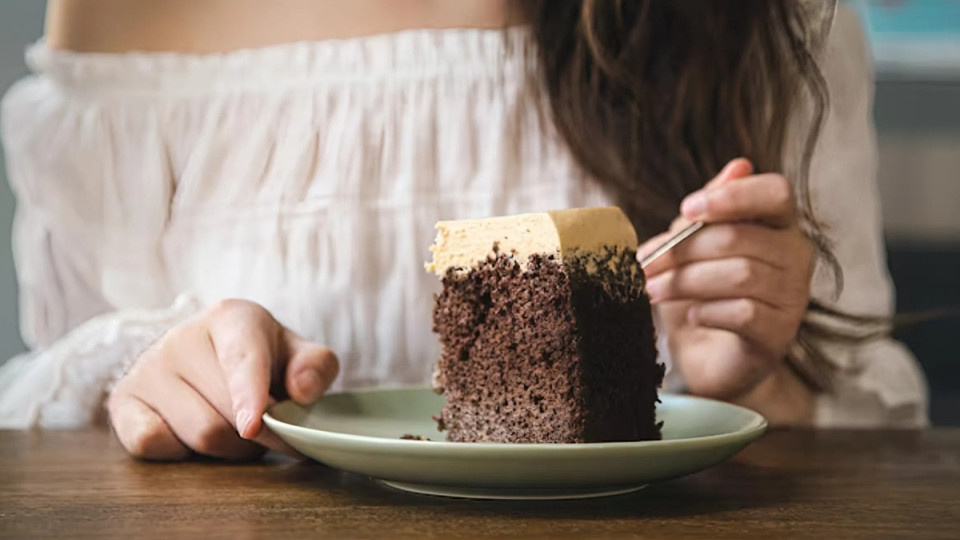 Жінка розлучилася з чоловіком після 25 років шлюбу — через шматок торта, який він з’їв без дозволу