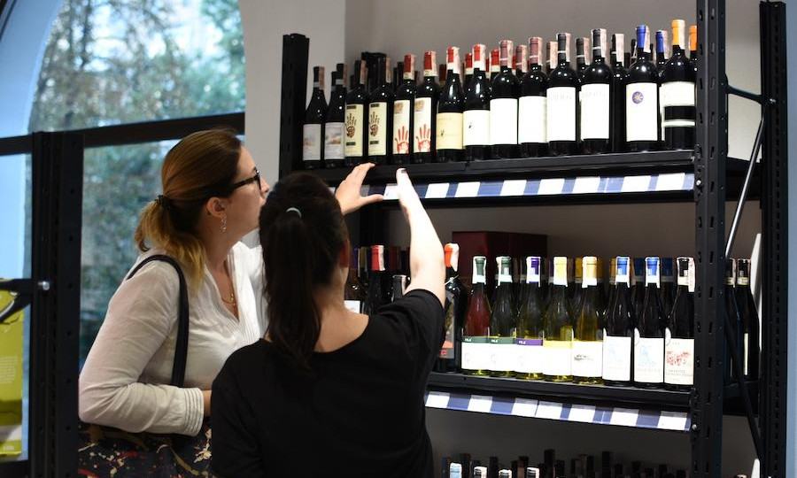 Торговля алкоголем и табаком: работникам должны платить не менее двух минималок