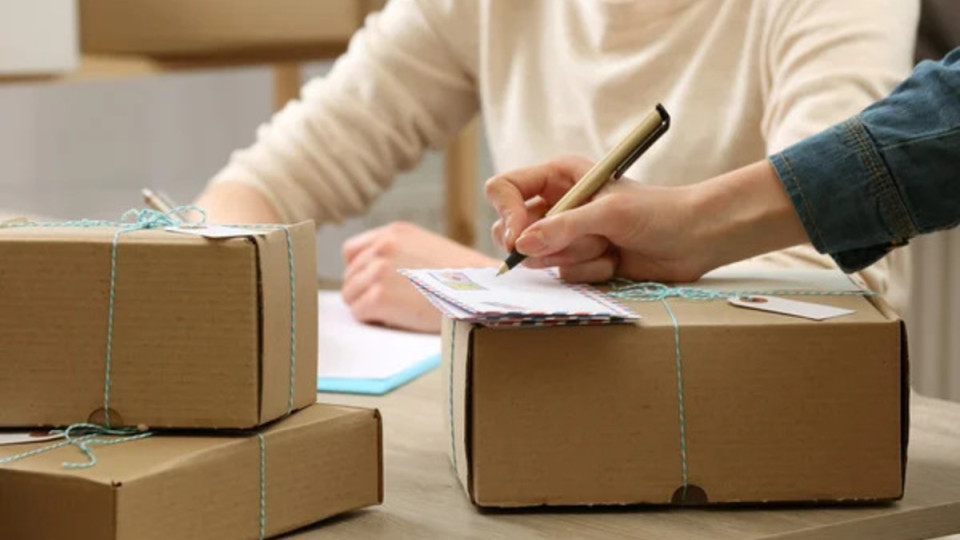 Нацбанк предлагает ввести налоги на электромобили и мелкие посылки