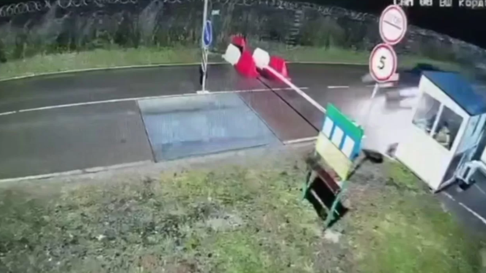 На Закарпатье военный протаранил пункт пропуска и сбежал в Венгрию — пострадал пограничник