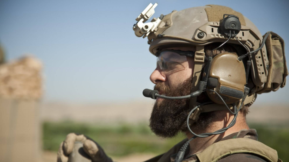 Підприємства, що передають військовим каски, не сплачують ПДВ — що слід знати