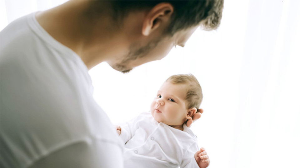Вчені з’ясували, чому чоловікам також варто брати відпустку по догляду за дитиною