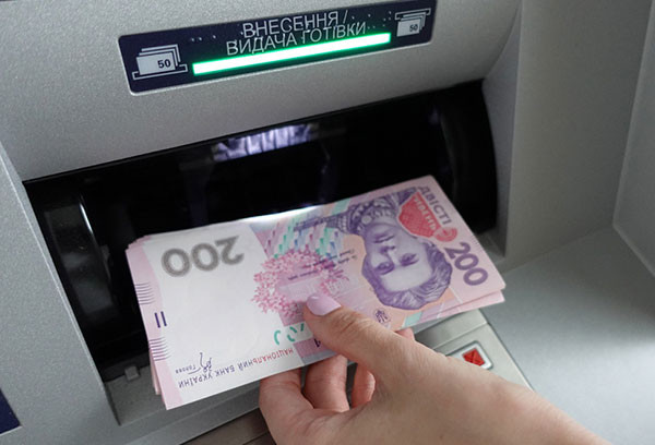 Середня зарплата в Україні зросла до 26,6 тисяч грн, але розрив між регіонами та галузями – значний