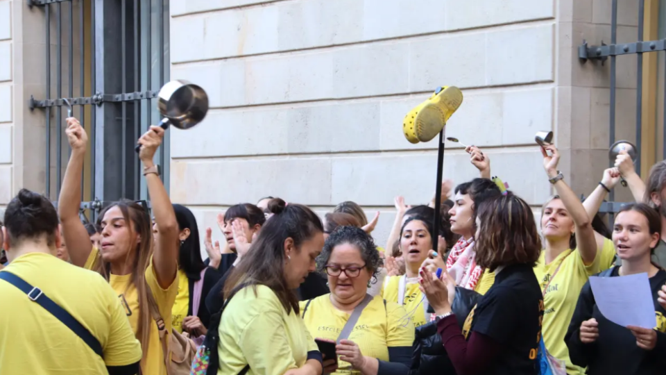 В Барселоне забастовка воспитателей парализовала работу детских садов — двери запечатали силиконом