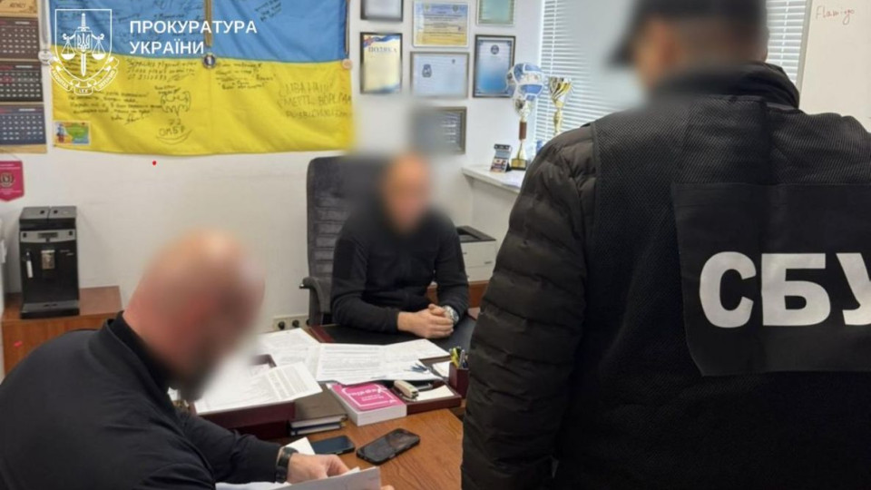 Схема на розмитненні авто: затримали посадовців Київської митниці за хабар у 2400 доларів