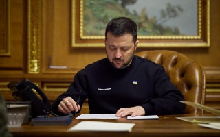 Сім спроб під обстрілами: Зеленський нагородив медиків за порятунок пораненого бійця на сході