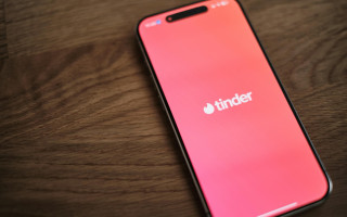 Tinder тестує ШІ-функцію – застосунок перевірятиме галерею, щоб підшукати кращу пару
