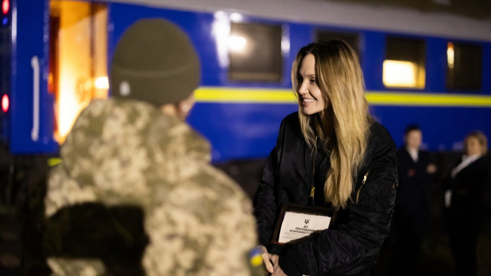 Прикордонники подарували Анджеліні Джолі жетон та українську символіку – фото