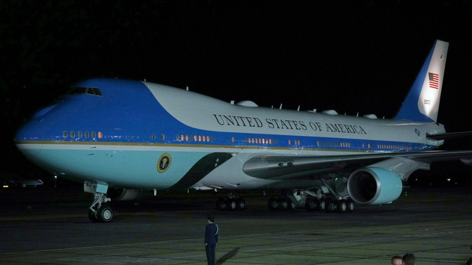 На авиабазе США, где стоит самолет Трампа, заболели люди после вскрытия посылки