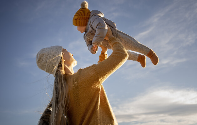 Достроковий вихід з відпустки для догляду за дитиною до трьох років: чи має на це право працівниця