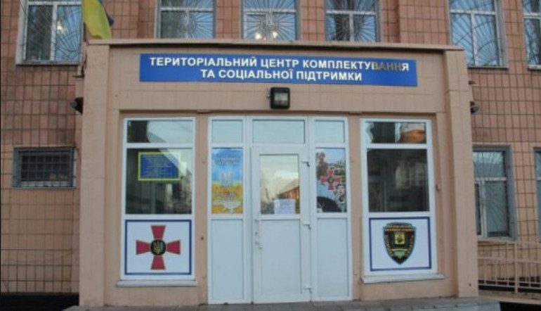 В Тернополе из пятого этажа ТЦК выпал мужчина — что говорят в центре комплектования