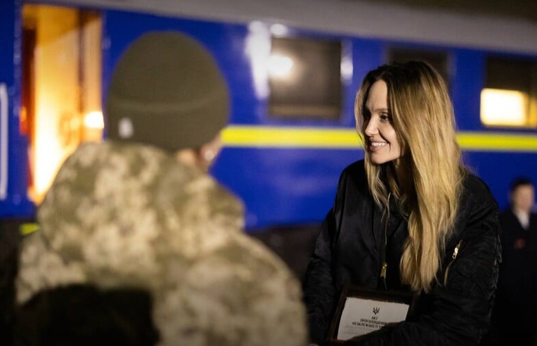 Це було важко, але водночас надихаюче — Анджеліна Джолі розповіла про свій візит в Україну