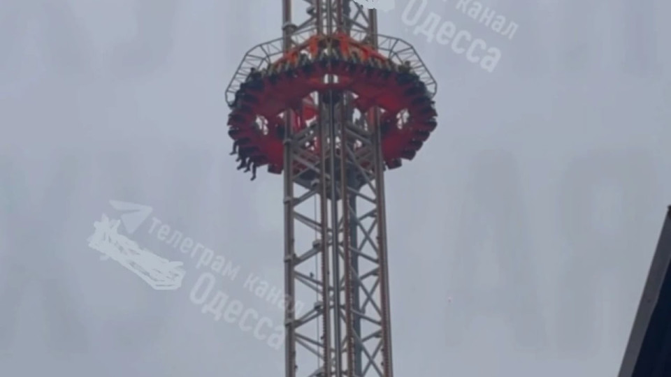 В Одессе люди застряли на 60-метровом аттракционе Power Tower – видео