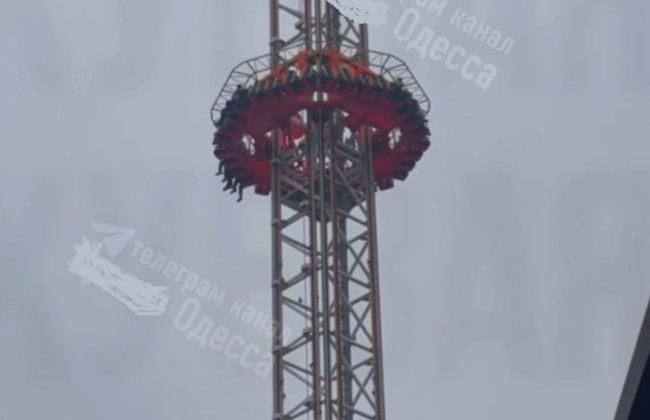 В Одесі люди застрягли на 60-метровому атракціоні Power Tower – відео