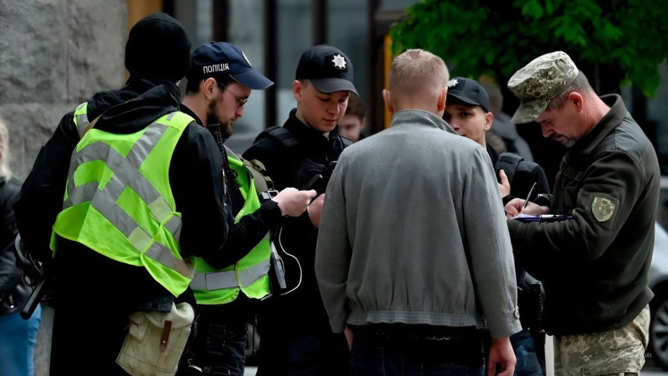 Представники ТЦК у цивільному одязі: чи законні вимоги надати документи
