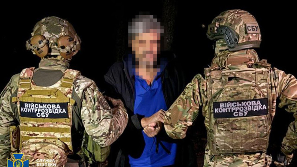 У Харкові чоловіка затримали під час встановлення розтяжки в парку